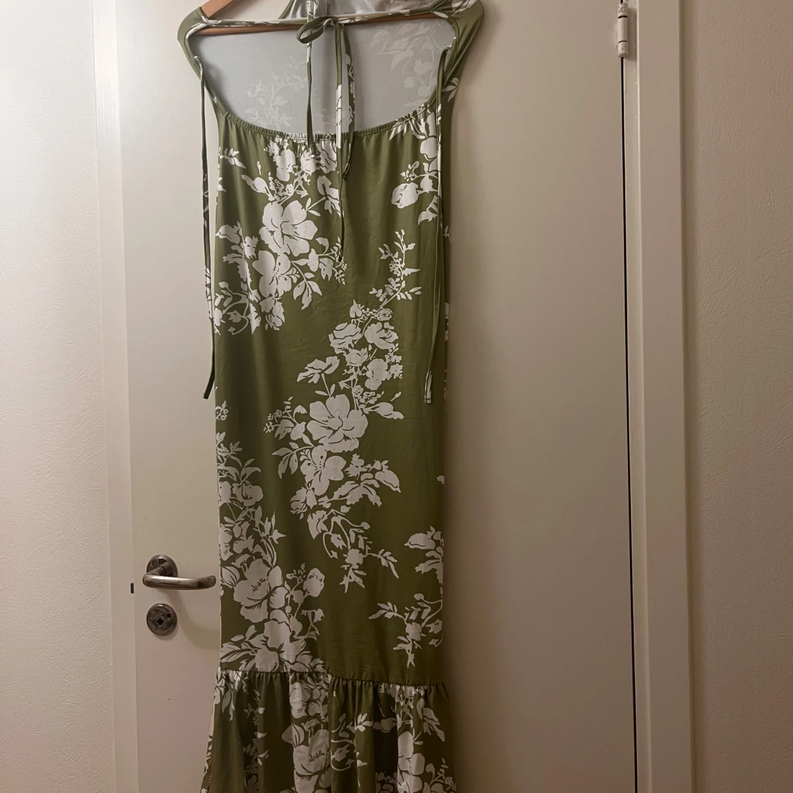 Grön blommig långklänning med volang - 2