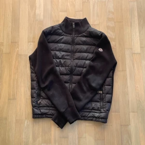 Moncler cardigan  - Säljer nu denna asfeta moncler cardigan. Cardiganen är i väldigt bra skick! Storlek 2 vilket motsvarar S. Tagg samt kvitto medkommer vid köp!