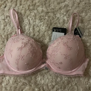 Rosa super push-up bh med spets - Säljer denna super fina bh som är helt ny !!! Den är från new Yorker och är i storlek 75A💗säljer få det blev fel storlek för mig 💗köparen står för frakten 💗kontakta för fler frågor 💗
