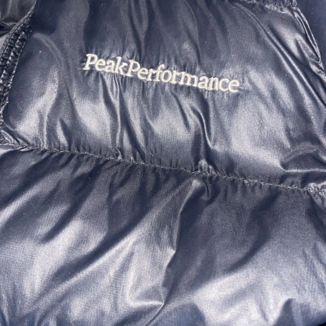 Svart dunjacka från Peak Performance - 2