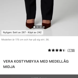 kostymbyxor  - Svarta kostymbyxor från bik bok i modellen Vera med medellåg midja och klassisk rak passform. Dem är uppsydda för någon som är ungefär 160cm lång men de går att justera till ogrinal längden!!💕Byxorna har hällor för bälte och pressveck framtill för en clean look. Perfekta för dig som gillar stilrena och tidlösa plagg. Dem är i väldigt bra skick o skriv för bilder! 