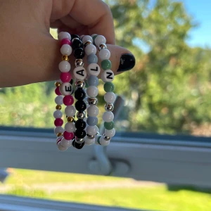 Bokstavsarmband  - bokstavsarmband 🤍 35 kr/styck  + 5 kr för att välja storlek, färg, bokstav själv!  tillverkade med dubbla elastisk tråd! 🩷Storlek på de färdiga: ca 16,5 cm