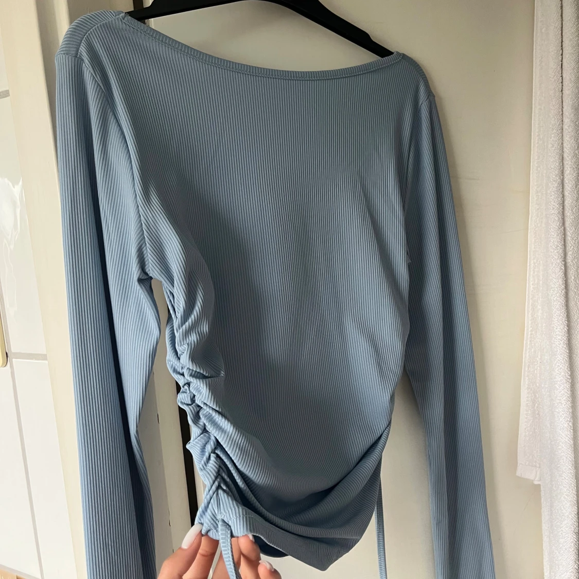 Ljusblå ribbad topp med snörning - 1