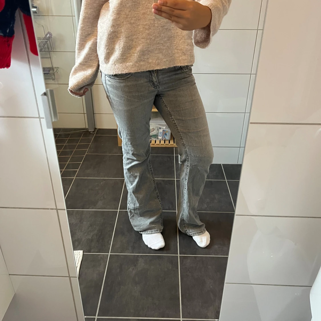 Grå bootcut jeans med fickdetaljer - 2