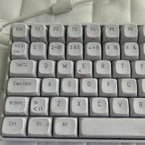 ZON Home of Victory RGB Mekaniskt Tangentbord - Den var 1000 kr när jag köpte den Fullstort mekaniskt tangentbord från ZON med RGB-belysning. Svensk layout, USB-anslutning. Tangenterna visar tydligt slitage och vissa tecken är slitna, men tangentbordet fungerar och RGB-belysningen lyser starkt. Perfekt för gaming eller kontor.