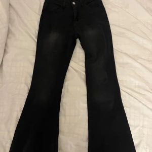 Svarta jeans - Svarta jeans, bra skick, sitter bra