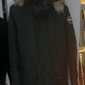 Canada goose  - Canada goose i använt skick, säljer till någon som vill äga en äkta goose till ett budget pris. Har vissa rivmärken men syns nästan inte, behöver dock en kemtvätt. Storlek XS men passar S och kanske för liten på M men borde sitta fint.
