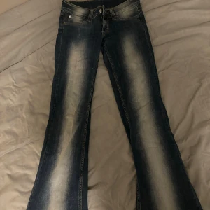 Bootcut jeans, low waist - Mörkblå bootcut jeans från Cheap Monday med snygga ljusa partier längs benen. Jeansen är low waist och använda ett flertal gånger men fortfarande i fint skick. De har en liten slitning på vänsterbyxben (se bild 4), som knappt syns men även lite lite slitage längst ner på byxbenen då de är använda!💕 pris går att diskutera. (Köpte för 400).