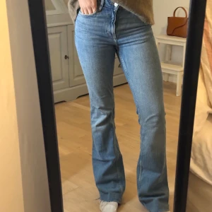 Blå bootcut jeans med hög midja - Snygga ljusblå jeans med bootcut-modell och en mellanhög midja. Använda ett fåtal gånger. Märke Mango. Storlek 34. Perfekt längd för mig som är 170. 