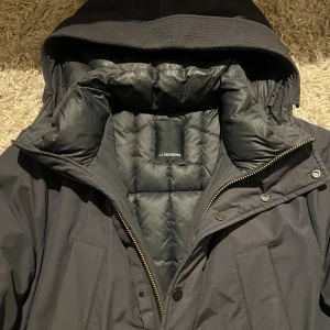 J.Lindeberg dunjacka herr s svart - Svart dunjacka från J lindeberg i storlek S. Nytt skick, inga defekter och sparsamt använd. Postas samma dag som köp eller dagen därpå🙌💯