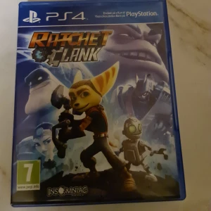 Ratchet & Clank (PS4) - Ratchet & Clank till PS4 i mycket fint skick. Komplett med fodral och skiva, inga synliga repor eller skador. Ett actionfyllt äventyr med fantastisk grafik och humor, perfekt för både nya och gamla fans av serien.