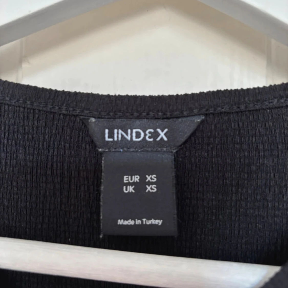 Svart blus med puffärm från Lindex - 2