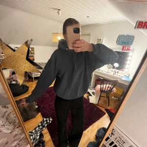 Mörkblå hoodie från 157 - Mysig mörkblå hoodie från 157 med huva och snörning. Insidan är fodrad med mjuk fleece vilket gör den extra skön. Perfekt för chill dagar eller när du vill vara bekväm. Klassisk passform och långärmad modell.