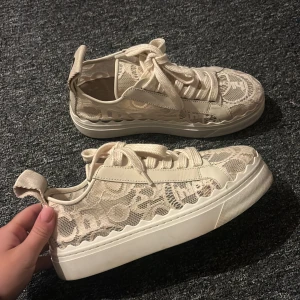 Chloe sneakers - Säljer mina Chloe sneakers som ja endast använt ca 5 gånger. Har låda och dustbag kvar
