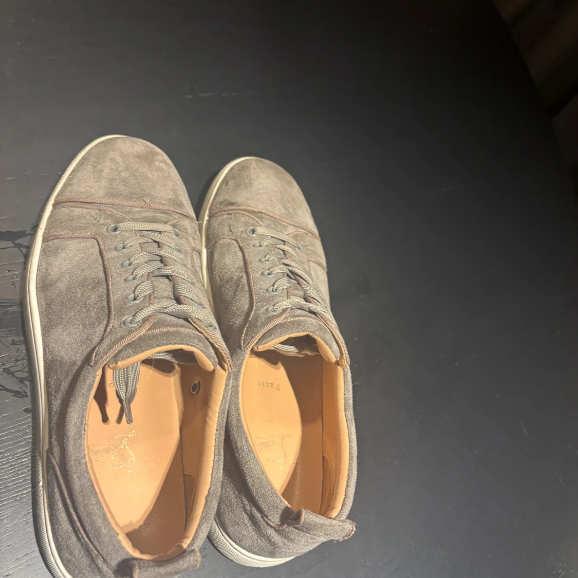 Grå mockasneakers med röd sula - 1