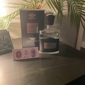Creed Aventus parfymflaska med box 100 ml - Stilren Creed Aventus med originalförpackning. En ikonisk parfym som sticker ut och ger exklusiv känsla. Perfekt för dig som vill ha något unikt i samlingen.