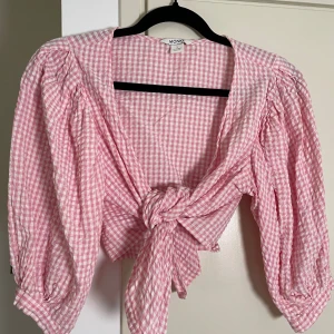 Rutig omlottblus, Monki - Rosa och vit rutig omlottblus från Monki med puffiga ärmar. Storlek S. 