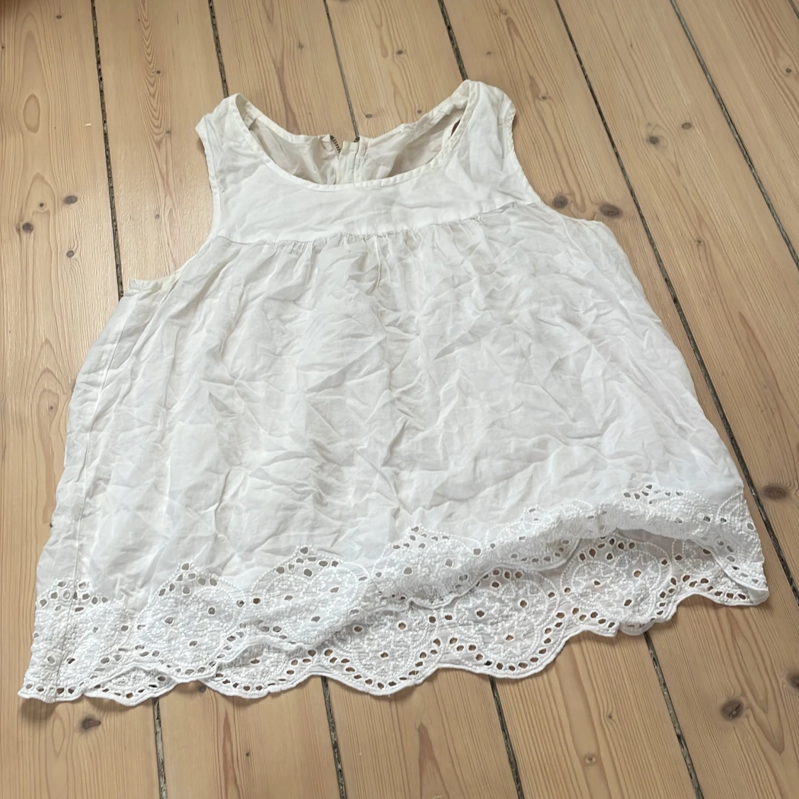 Vit ärmlös linnetopp med spetskant