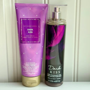 Bath & Body Works Dark Kiss mist & body cream - Bath & Body Works set med Dark Kiss Fine Fragrance Mist (236 ml) och Body Cream (226 g). Använd enligt bild (bodymist). Krämen är enbart testad ett par gånger. Givetvis förvarad mörkt och svalt. 