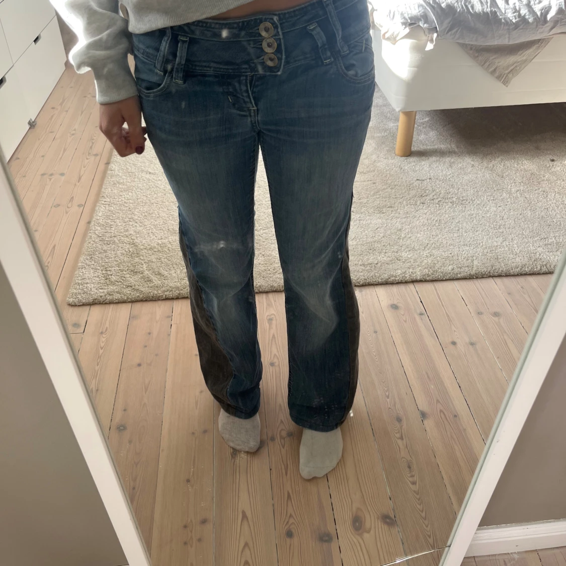 Lågmidjade blå jeans pris kan diskuteras!!! - 3