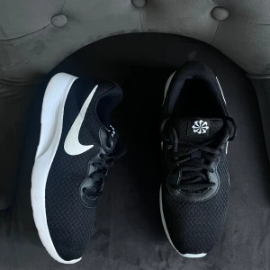 Svarta/Vit Nike skor  - Säljer dessa skor från Nike. Riktig sköna att ha på sig. Nike märken finns på båda sidorna av skorna. Storlek är EUR 41. men kan passa lite mindre, Finns QR kod skann 