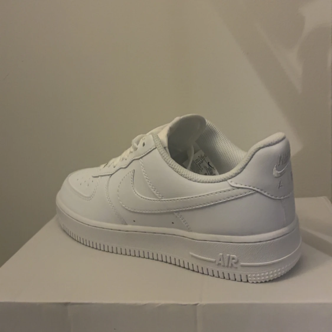 Nike Air Force 1 helvita sneakers