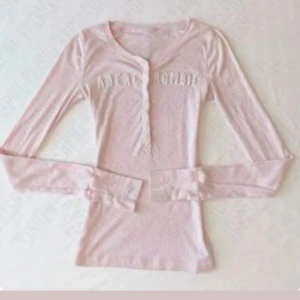 Abercrombie & fitch Henley topp - Super gullig topp ifrån Abercrombie & fitch! Så fin men passade inte mig☹️. Lite nopprig men syns inte om man har på den! Osäker om jag ska sälja därför högre pris!