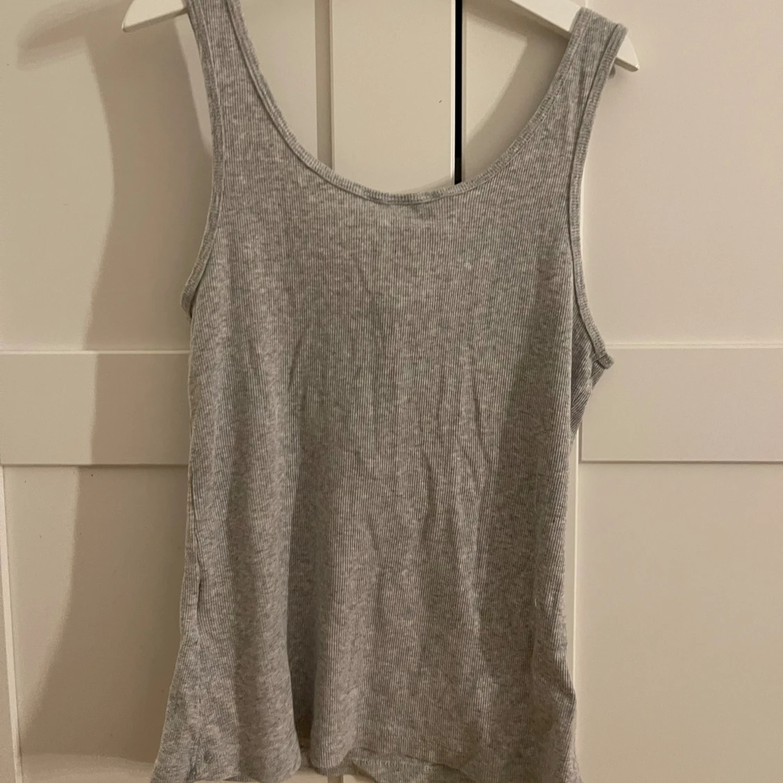 Grå ribbad linnetopp från H&M - 2