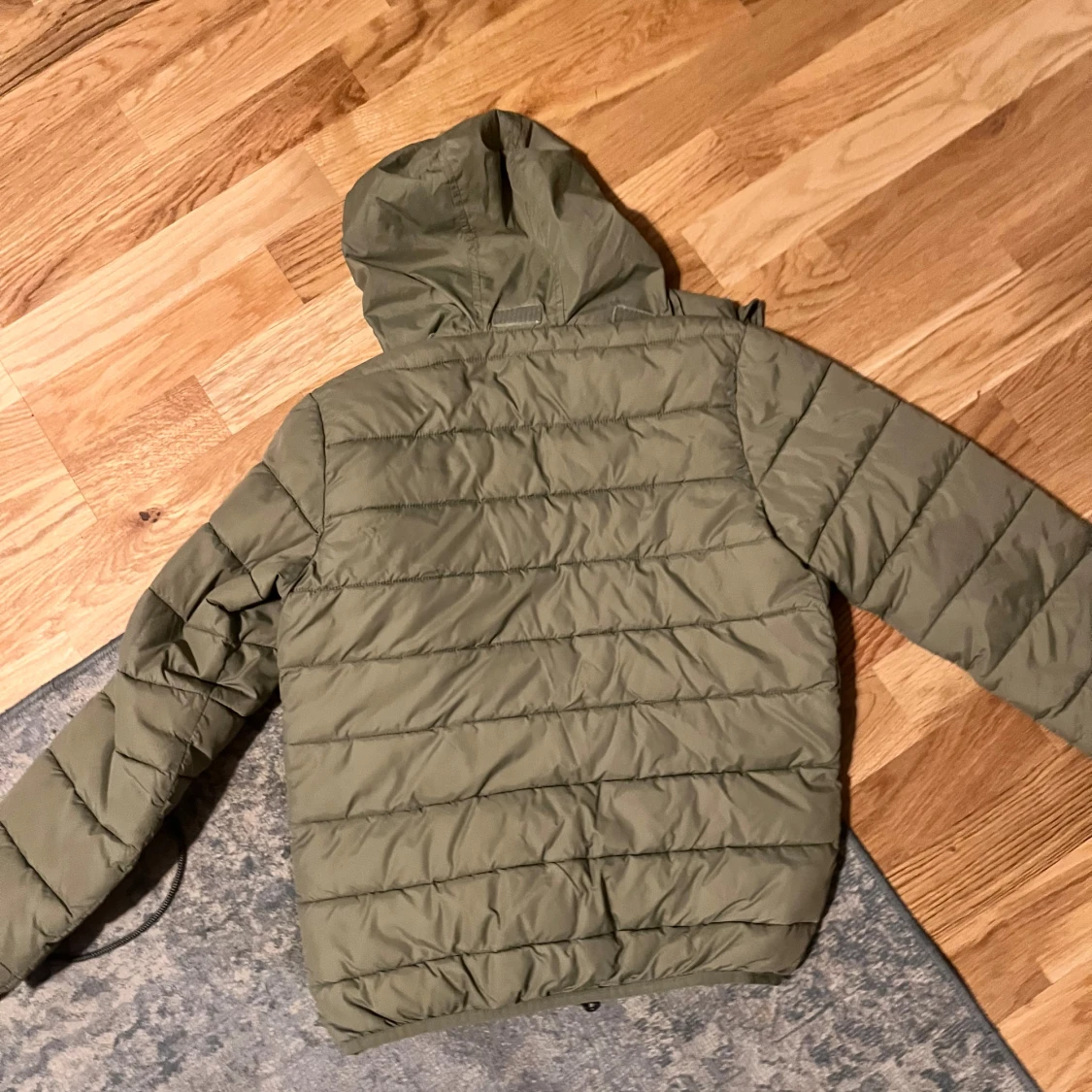 Olivgrön pufferjacka från Lyle & Scott - 1