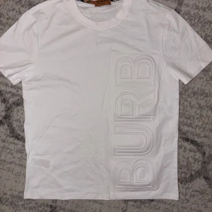 Vit Burberry t-shirt med stor logga - Helt nya