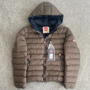 Colmar jacka - Mörkgrön dunjacka från Colmar. Storlek M, sitter som en S/M. Använd men i mycket fint skick. Inga hål eller slitningar. Hör gärna av dig vid frågor eller fler bilder😉👊🏽