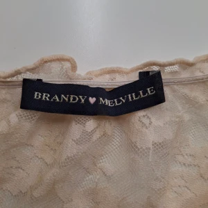 Spetslinne - Supersött linne från Brandy Melville i ljusrosa. Toppen har v-ringning och ett smalt band framtill som detalj. Perfekt för lager-på-lager eller att styla med jeans. Hör av er kring funderingar eller frågor! Säljer då tröjan inte kommer till användning💗💕🥰💖 köpt för ca 350 kr.