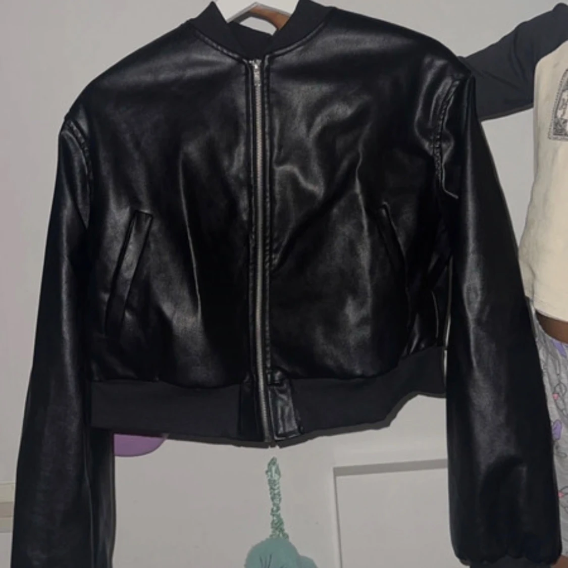 Svart skinn bomberjacka med dragkedja - 1