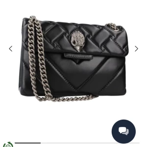 Svart Kurt geiger väska i nyskick  - Snygg svart quiltad Mini Kensington väska från Kurt Geiger med cool silverfärgad kedjerem och ikonisk fågeldekor på locket. Väskan är tillverkad i skinn och har en lyxig känsla med trendig design och detaljer som sticker ut. Skickar såklart egna bilder!! Nästan aldrig använd 