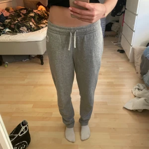 Mjukisbyxor från Frank Dandy - Säljer ett par gråa mjukisbyxor från Frank Dandy som blivit liiite korta i benen och därför används de inte 💞