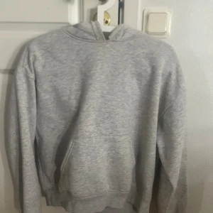 Hoddie från gina - Säljer denna Hoddie från Gina tricot. I storlek XS. I använt skick och som ni ser på bilden har sömmen gått upp lite vid luvan. Vid intresse är det bara att höra av sig❤️