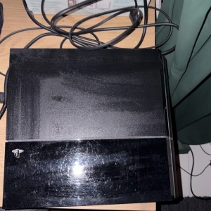 PlayStation 4 - Sony PlayStation 4 med en vit handkontroll. Konsolen är använd i några år, helt okej skick men funkar absolut. Strömkabel, HDMI-kabel medföljer, försöker sälja så snabbt som möjligt så det är bara att höra av sig😊