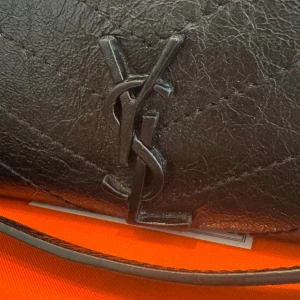 Svart YSL  Väska - Only worn a few times..