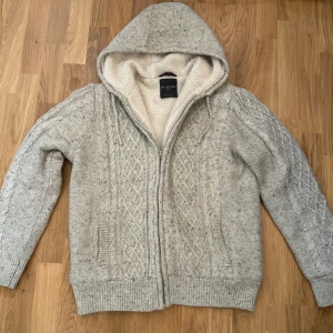 Stickad cardigan  - Stickad cardigan med fleece som är perfekt inför de kallare dagarna. Inga defekter förekommer, storlek L. För frågor eller funderingar är det bara att höra av sig!