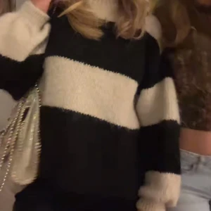 Stickad randig tröja - Säljer denna jättesköna tröjan från ginatricot som inte kommit till användning🥰 den köptes för längesen men är i nyskick eftersom jag inte använt den! Storlek S den är lite större än normalt men ändå bra. Köptes för 500kr