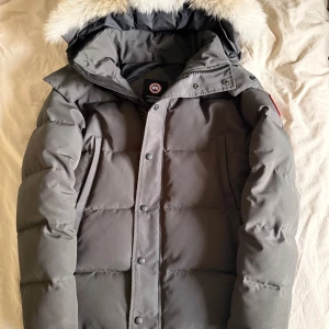 Canada goose wyndham i storlek S - Säljer en Canada Goose wyndham (Storlek S) i grå!      🙌🏼 Passar dig som är 180+ lång och väger ca 65 - 70. Jackan är i otroligt bra skick och har använts en vinter då jag fick den förra året. Säljer den eftersom den inte kommer till användning då jag köpt en Moncler maya. Säljer för 1600 då jag inte är helt säker på om den är äkta. Priset är inte fast och det går att förhandlas. Skicka ett DM om du vill ha fler bilder eller har några funderingar! Tveka inte att höra av dig 🤷🏽‍♂️