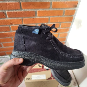 JPW, fodrade Mockasiner Kängor, Svart, EUR 37 - Ett par svarta kängor från JPW. Skorna har snörning och är fodrade. Perfekt för höst och vinter