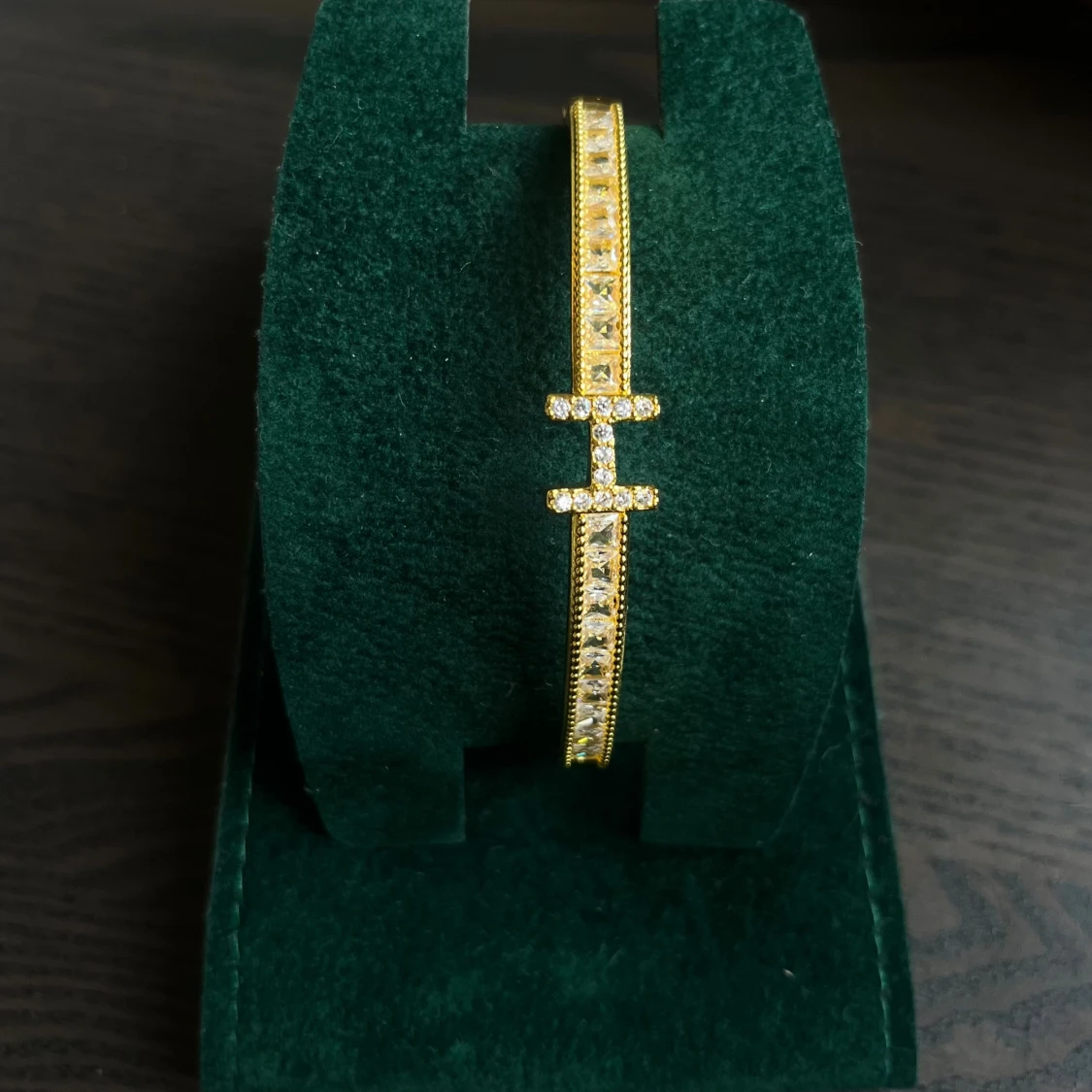 Guldarmband med kristaller och H-detalj