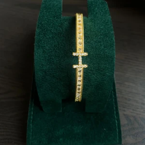 Guldarmband med kristaller och H-detalj - Helt nytt, är lite ljusare i verkligheten (sista bilden). Den gröna boxen följer inte med. 