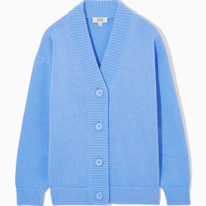 SUUUPER SÖT KOFTA FRÅN COS❤️❤️ - Vääärldens sötaste kofta som är perfekt inför hösten säljer jag🥹🥹❤️😇 säljer då jag behöver pengarrrr💞💞🫶 Den är HEEELT slutsåld och går inte att få tag på😇😇🥰 världens sötaste jag har fått så mycket komplimanger för den!! Storlek s men skulle även passa större/mindre! Använd 2 ggr typ NYPRIS: 1000KR säljer för 700 då den är använd 2 ggr