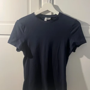 Mörkblå t-shirt från Divided, M - En basic mörkblå t-shirt från hm i storlek M. Klassisk rund halsringning och korta ärmar. Tillverkad i mjuk bomull. Bara använd ett fåtal gånger.