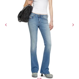 Ljusblå bootcut jeans - Snygga ljusblå jeans med bootcut passform och klassisk femficksdesign. Jeansen har låg midja och är tillverkade i mjukt denimtyg som ger en avslappnad vibe. Perfekta att styla med sneakers eller boots för en cool look. är 178cm och de går ner till marken. 