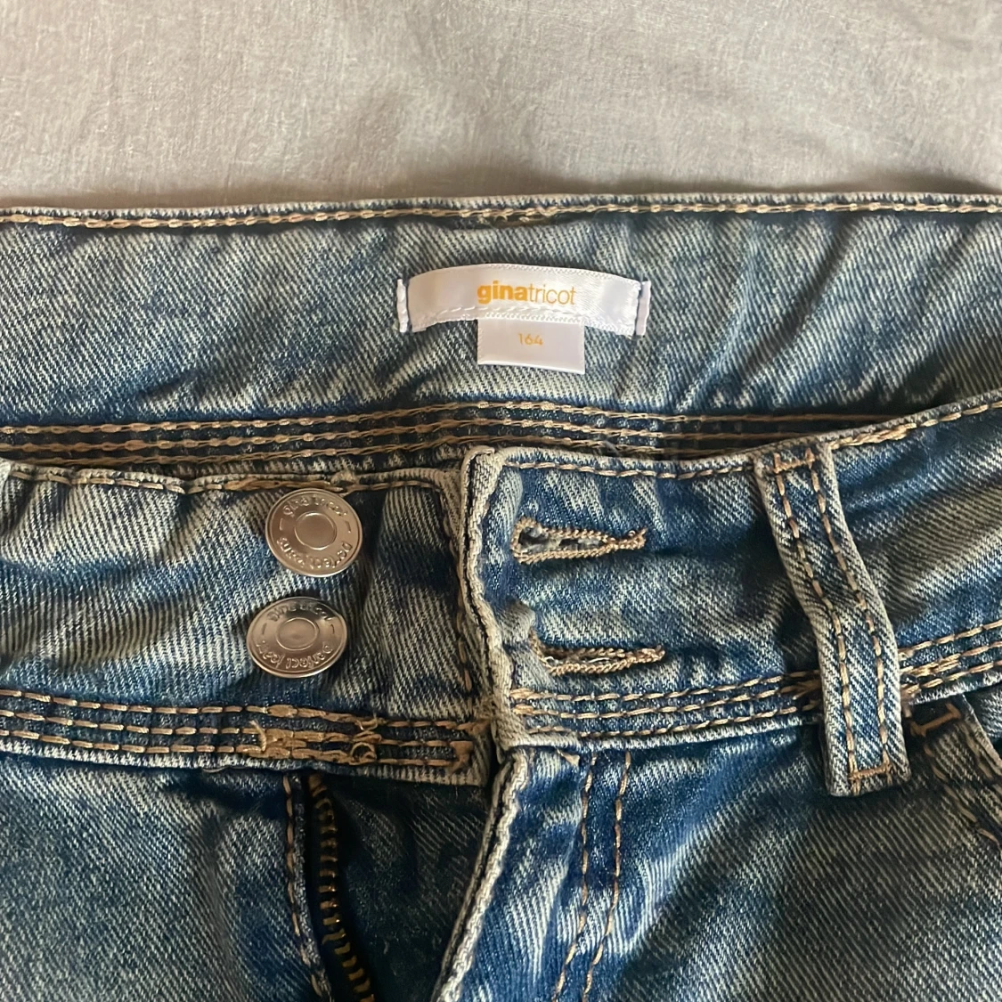 Ljusblå bootcut jeans från Gina Tricot - 3