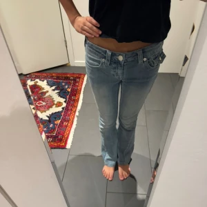 True religion jeans - Jätte fina jeans från true religion, inte använda särskilt mycket pga att dom är en storlek större än vad jag har. Dom är upplagda, så skulle säga att dom passar någon runt 165 cm bra🩷