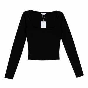 Svart långärmad topp från Amisu - Snygg svart långärmad topp från Amisu med fyrkantig urringning. Tillverkad i mjukt och stretchigt material som sitter skönt på kroppen. 